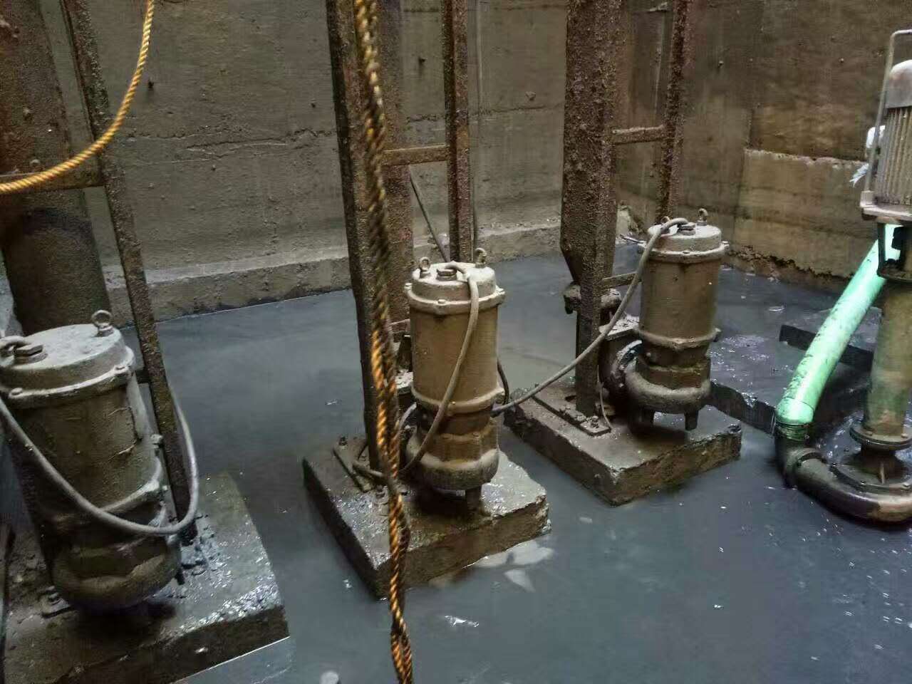 横沥镇污水池清理